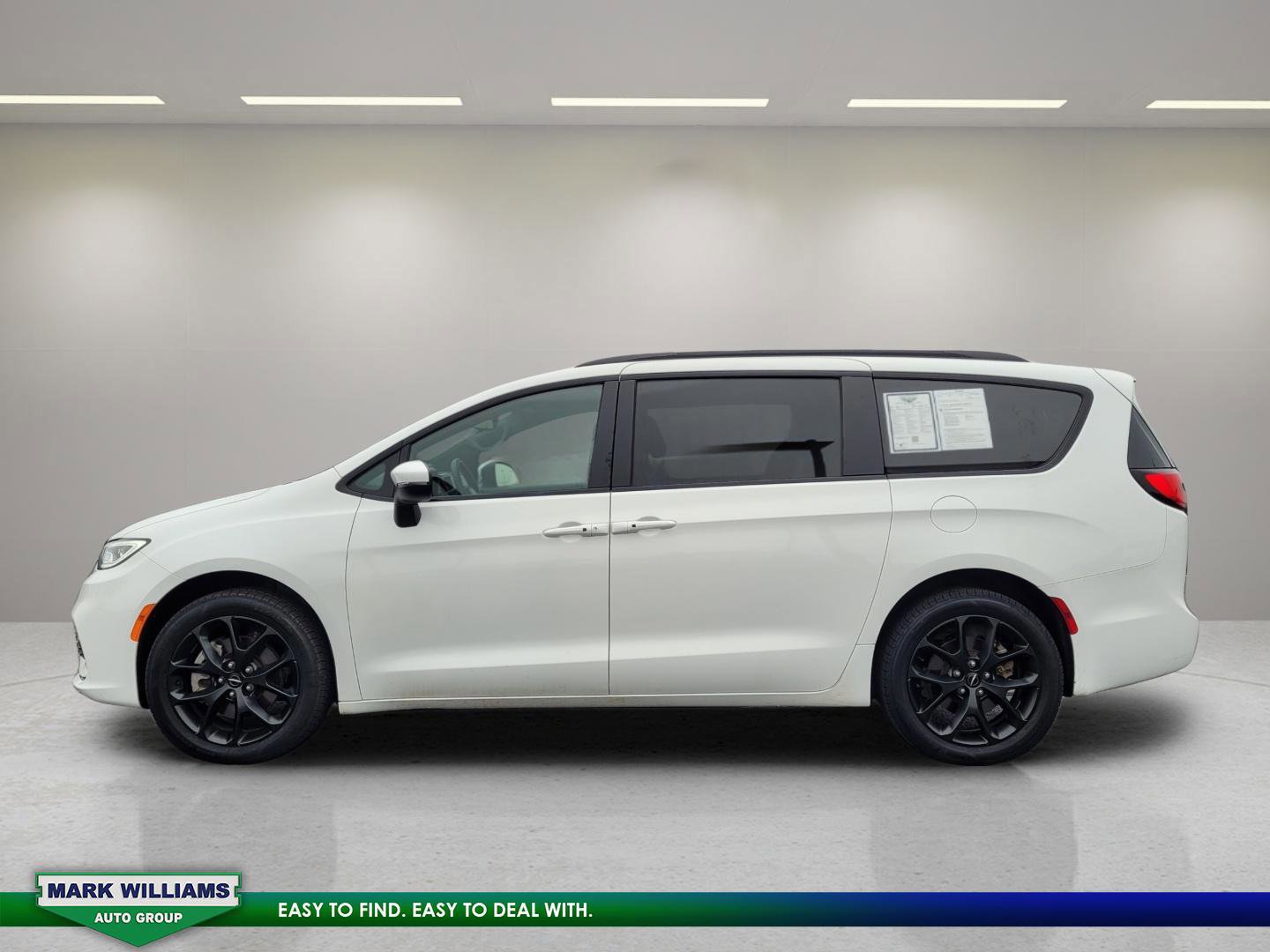 Used 2023 Chrysler Pacifica Touring-L w/ S Appearance Package image 2