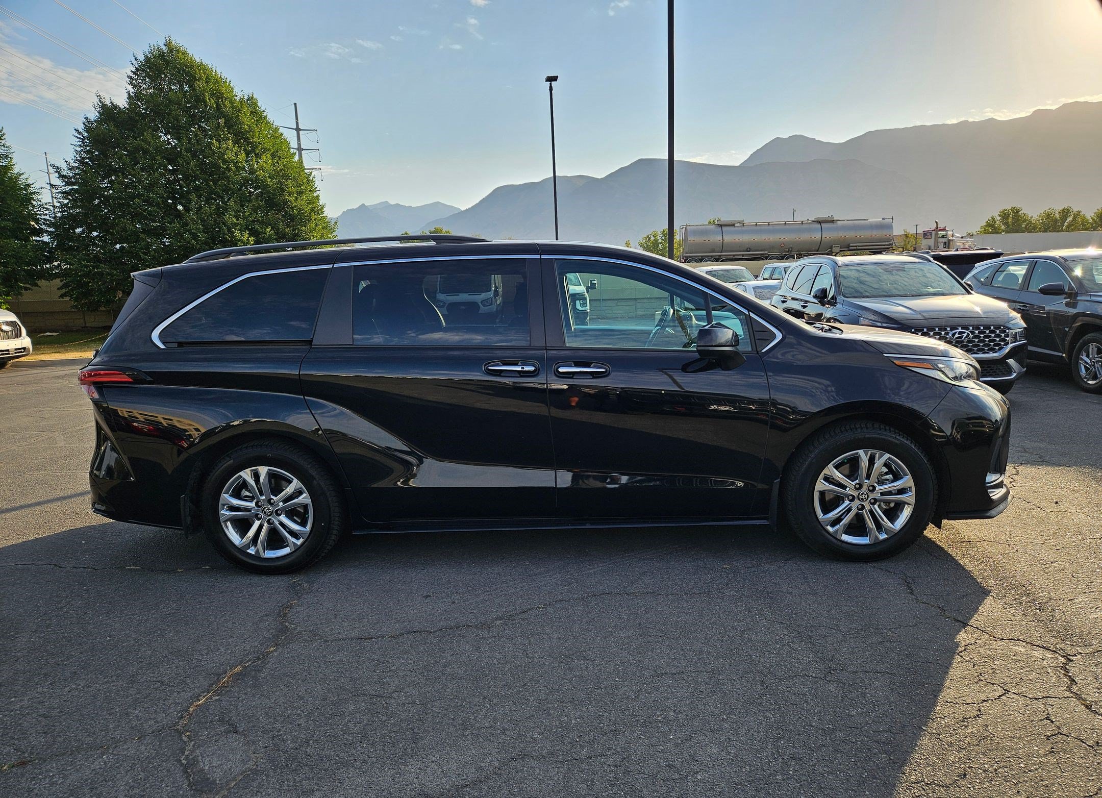 Used 2022 Toyota Sienna XSE AWD/4WD image 2