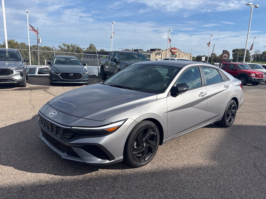 Used 2026 Hyundai Elantra Sport FWD image 3