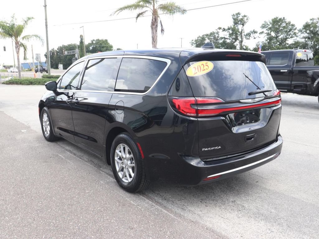 Used 2025 Chrysler Pacifica Select FWD image 8