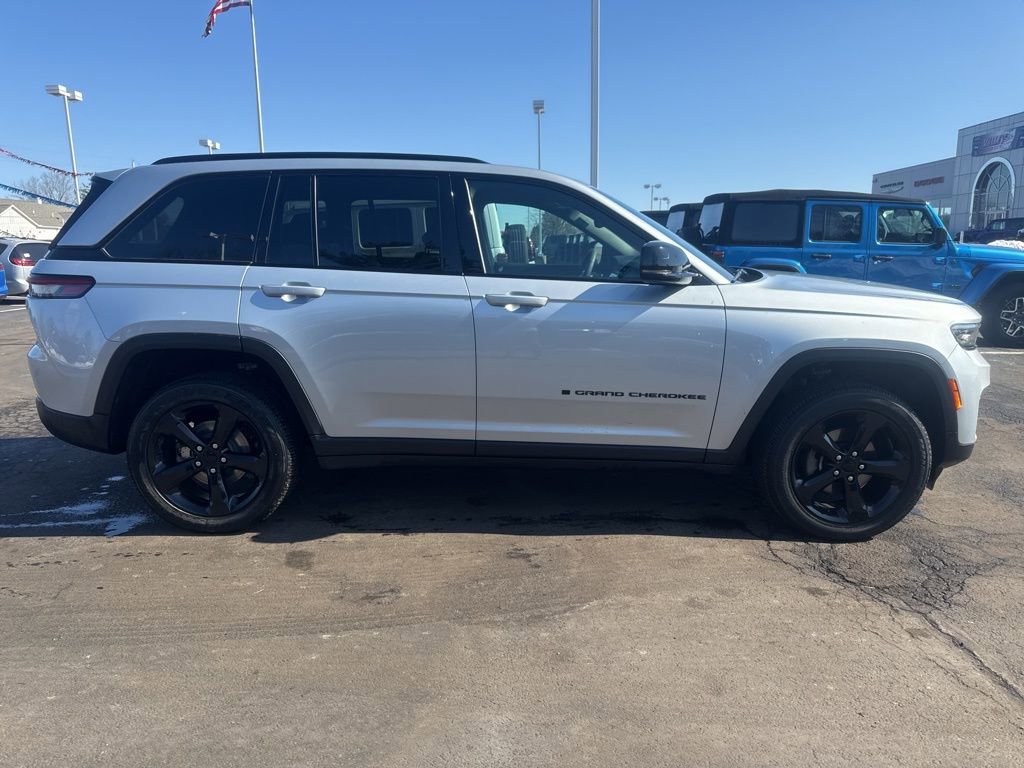 Used 2024 Jeep Grand Cherokee Altitude AWD/4WD image 8