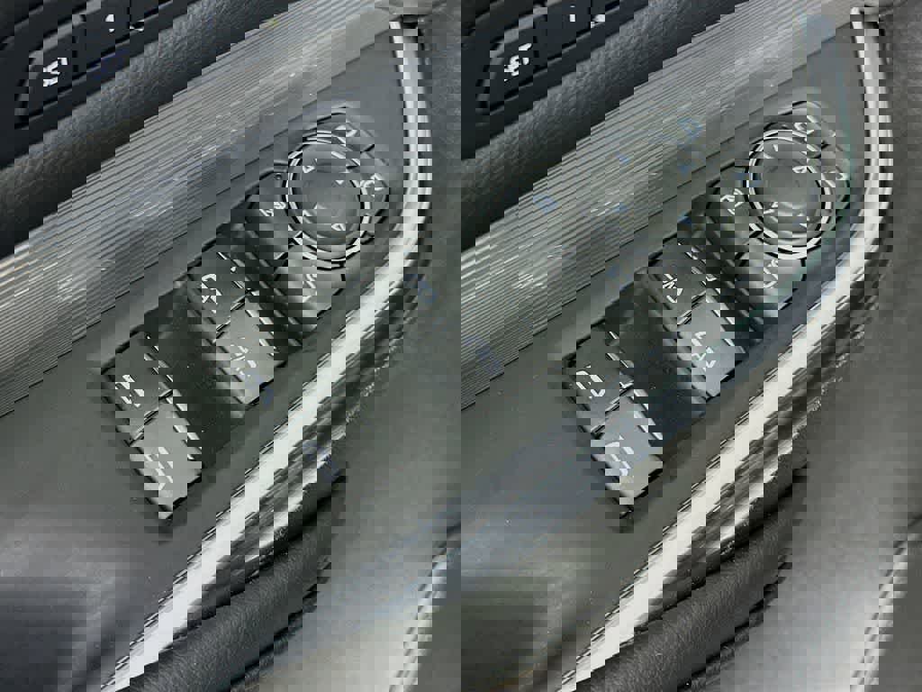 Used 2025 Cadillac XT4 Premium Luxury image 28