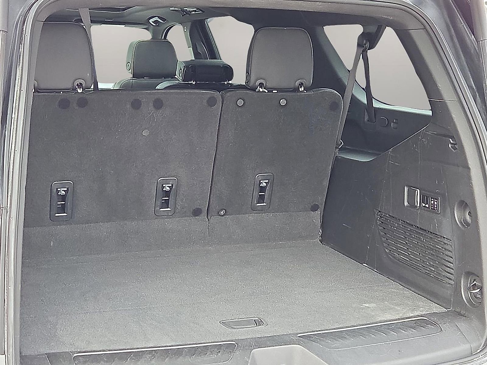 Used 2023 GMC Yukon XL SLT w/ SLT Premium Package image 8