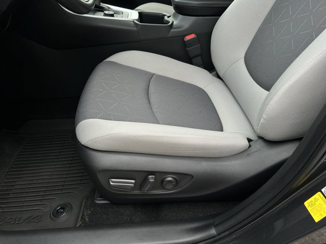 Used 2025 Toyota RAV4 XLE AWD/4WD image 13