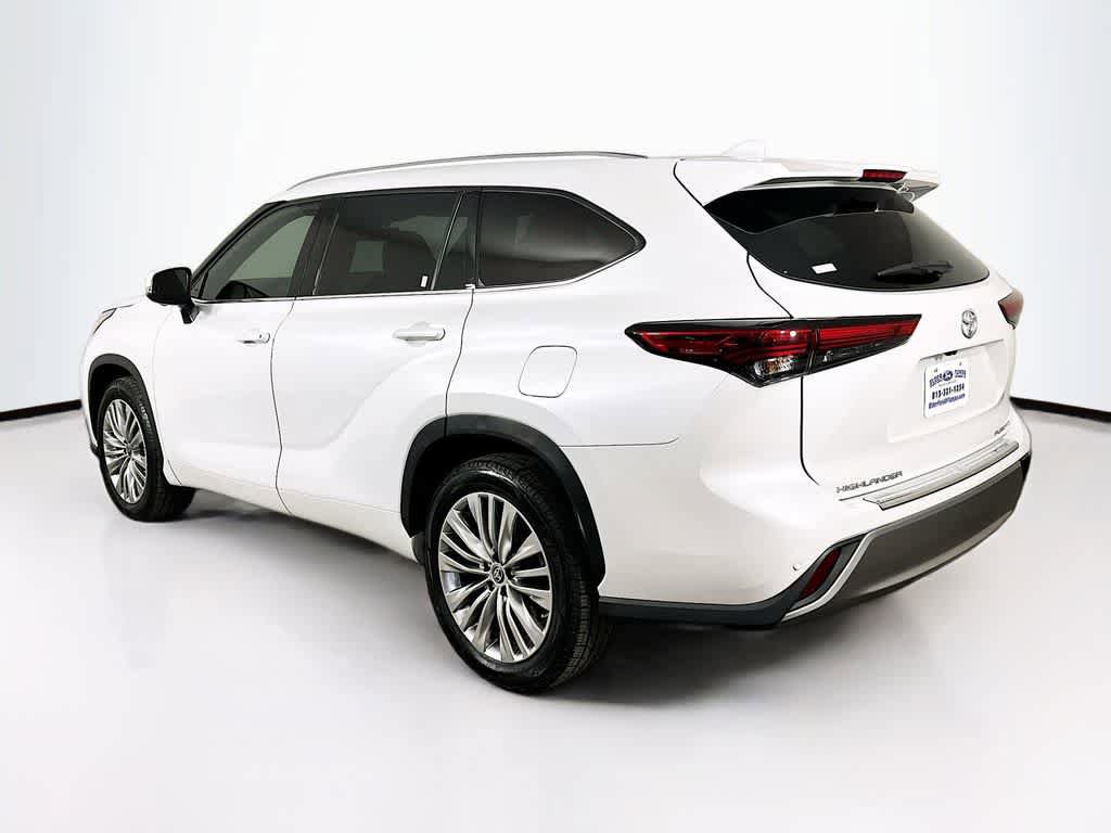 Used 2023 Toyota Highlander Platinum FWD image 4