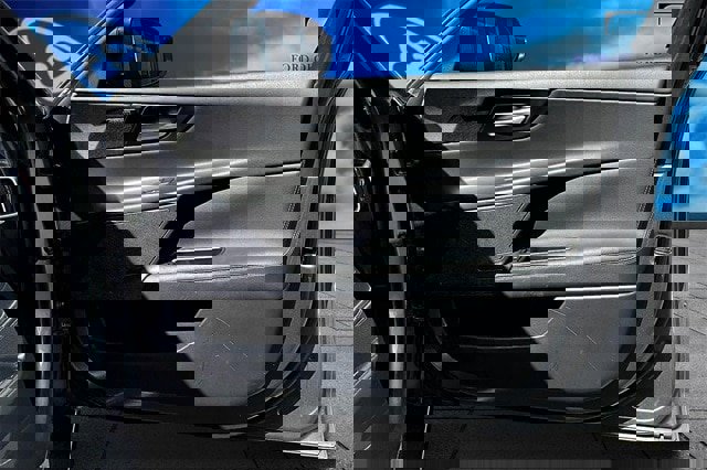 Used 2018 Jaguar XE S image 23