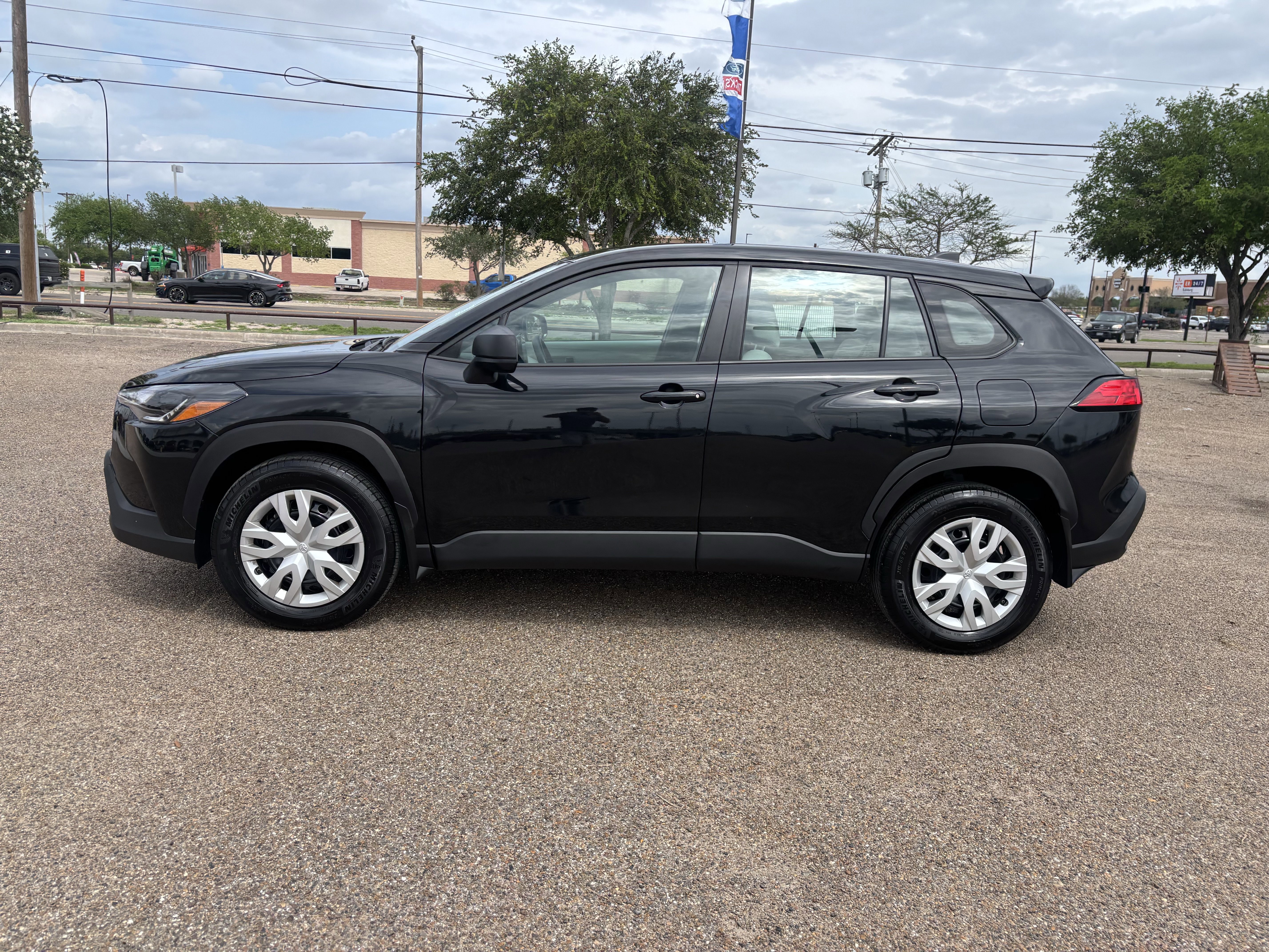 Used 2025 Toyota Corolla Cross L FWD image 3