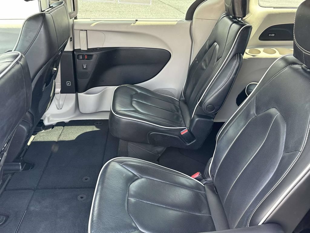 Used 2023 Chrysler Pacifica Limited FWD image 14