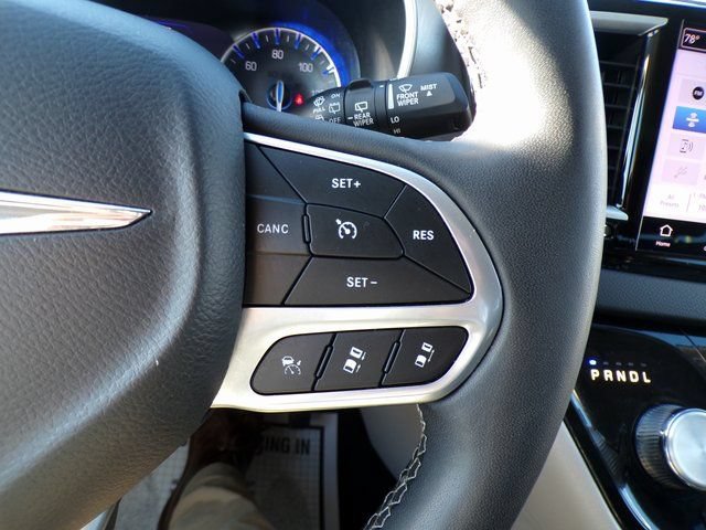 Used 2024 Chrysler Pacifica Touring-L FWD image 22