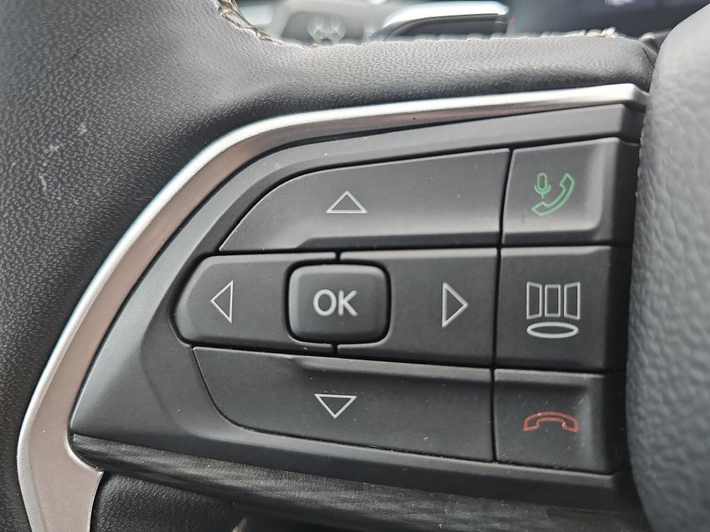 Used 2025 Jeep Grand Cherokee Altitude AWD/4WD image 17