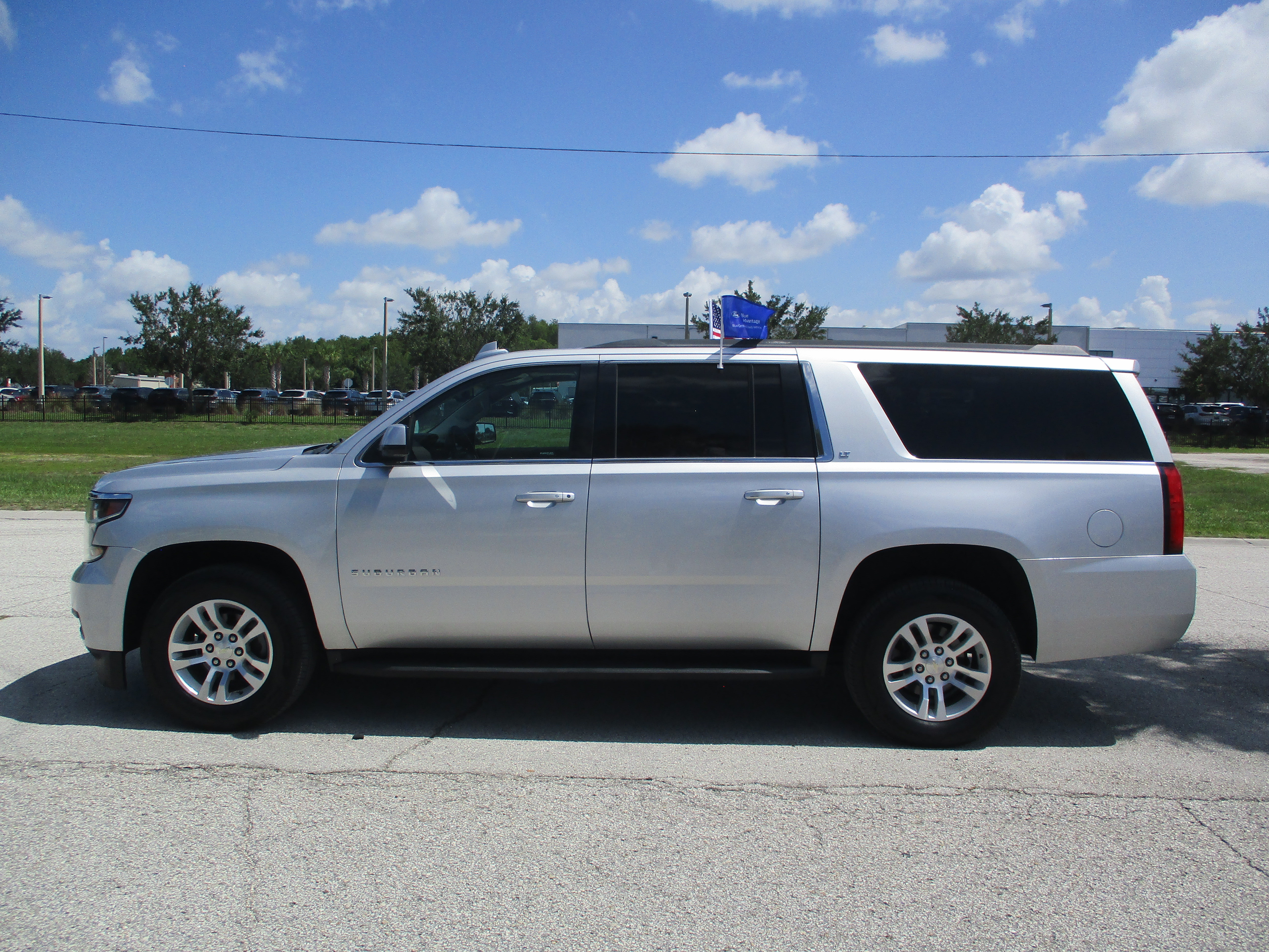 Used 2018 Chevrolet Suburban LT RWD image 4