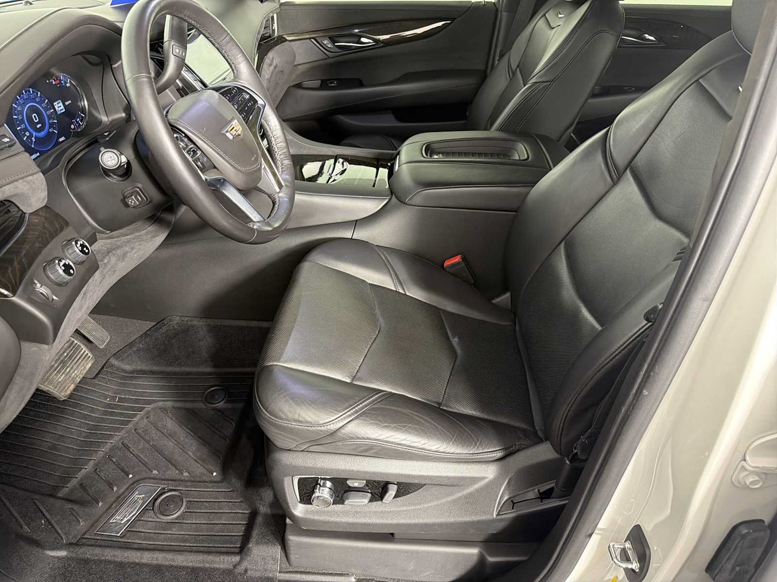 Used 2019 Cadillac Escalade Platinum AWD/4WD image 13
