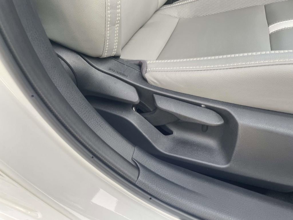 Used 2025 Toyota Camry SE image 30