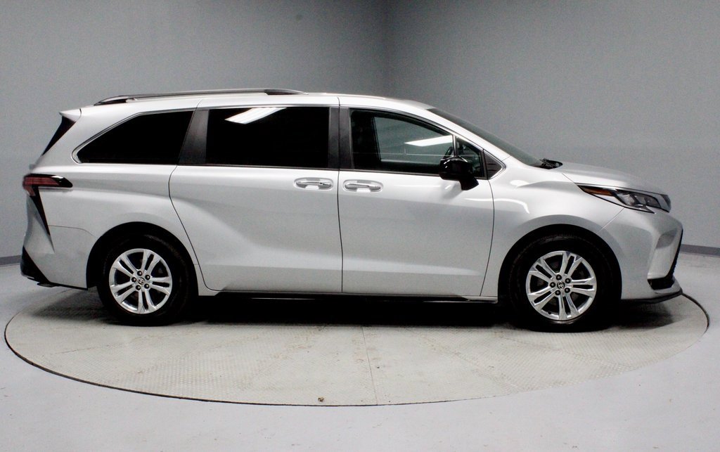 Used 2022 Toyota Sienna XSE image 6