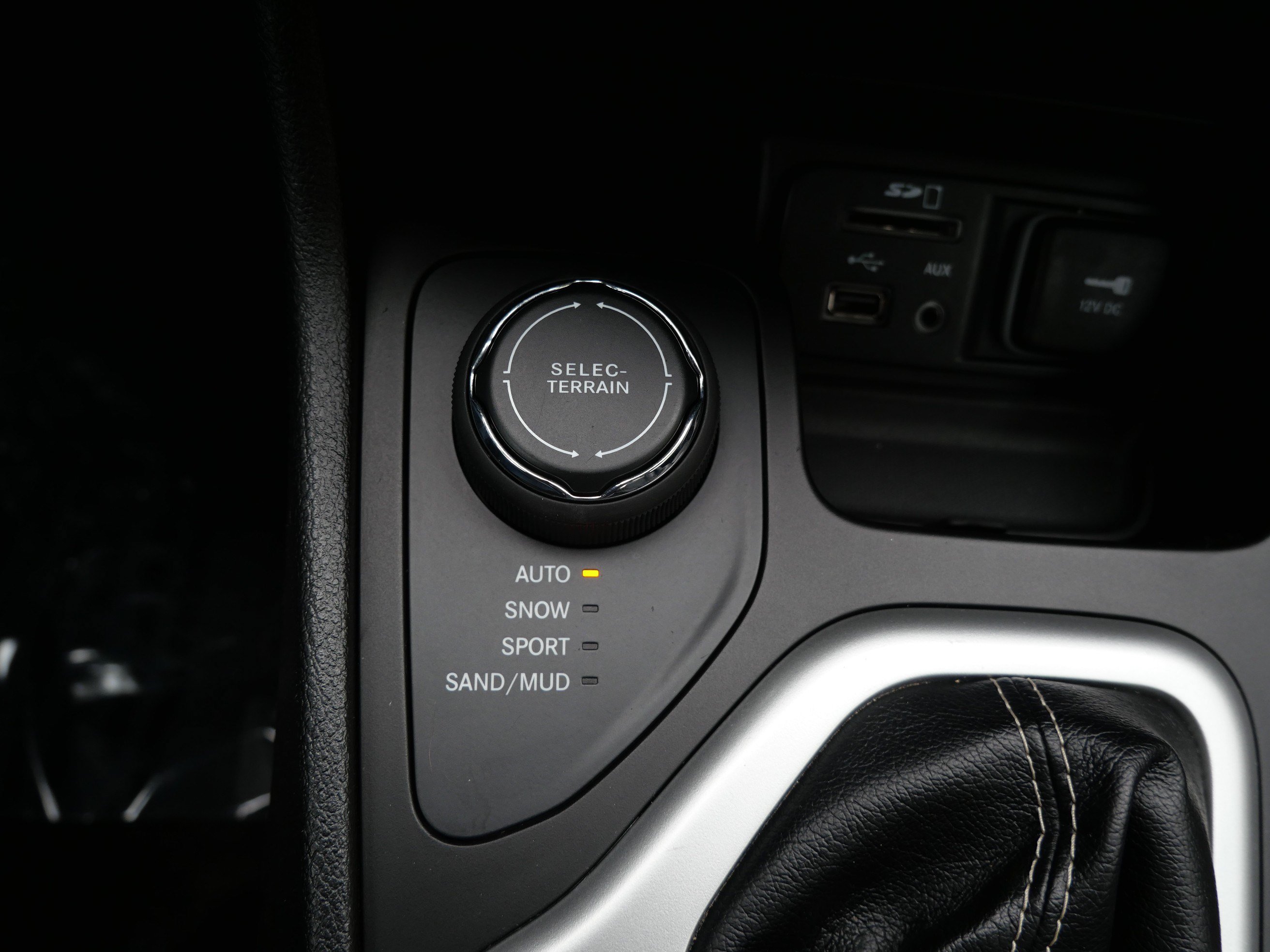 Used 2018 Jeep Cherokee Latitude Plus w/ Comfort/Convenience Group AWD/4WD image 29