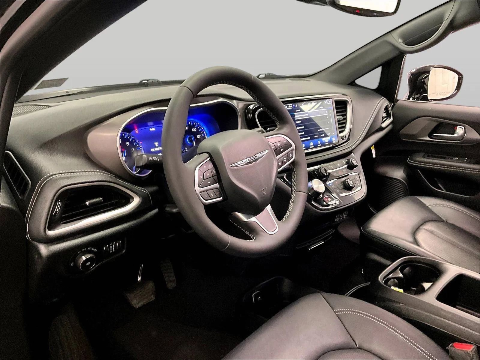 Used 2025 Chrysler Pacifica Select image 12