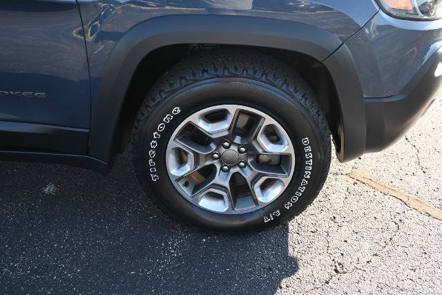 Used 2019 Jeep Cherokee Trailhawk w/ Comfort/Convenience Group AWD/4WD image 16