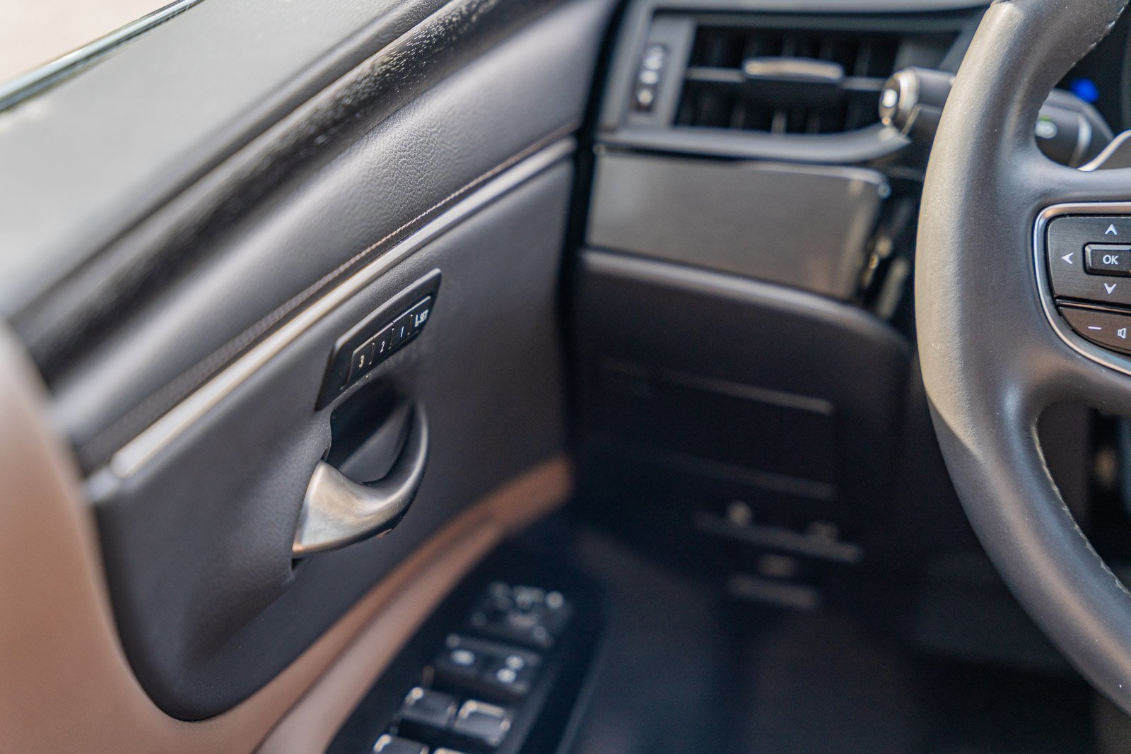 Used 2023 Lexus ES 350 w/ Premium Package image 37