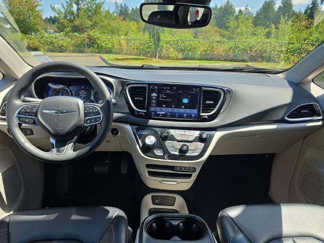 Used 2023 Chrysler Pacifica Touring-L FWD image 6