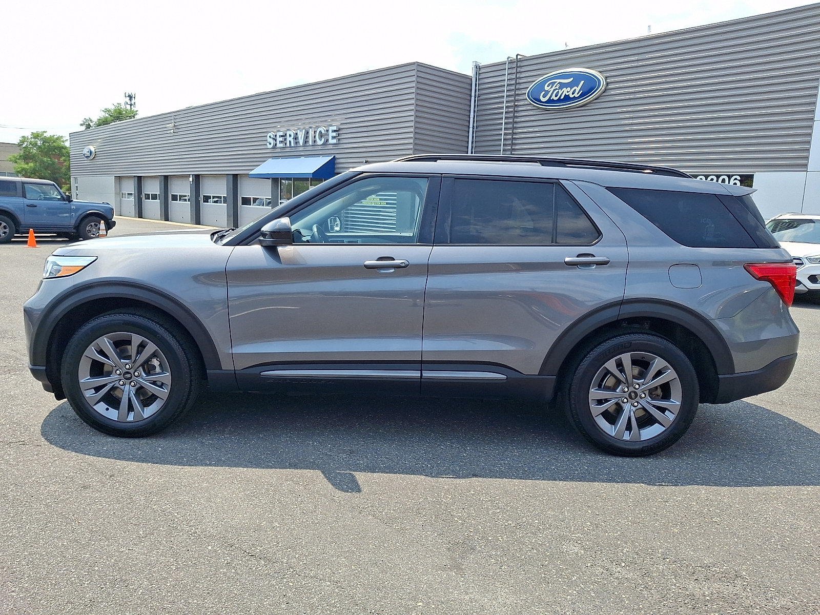 Certified 2022 Ford Explorer XLT w/ Equipment Group 202A AWD/4WD image 6
