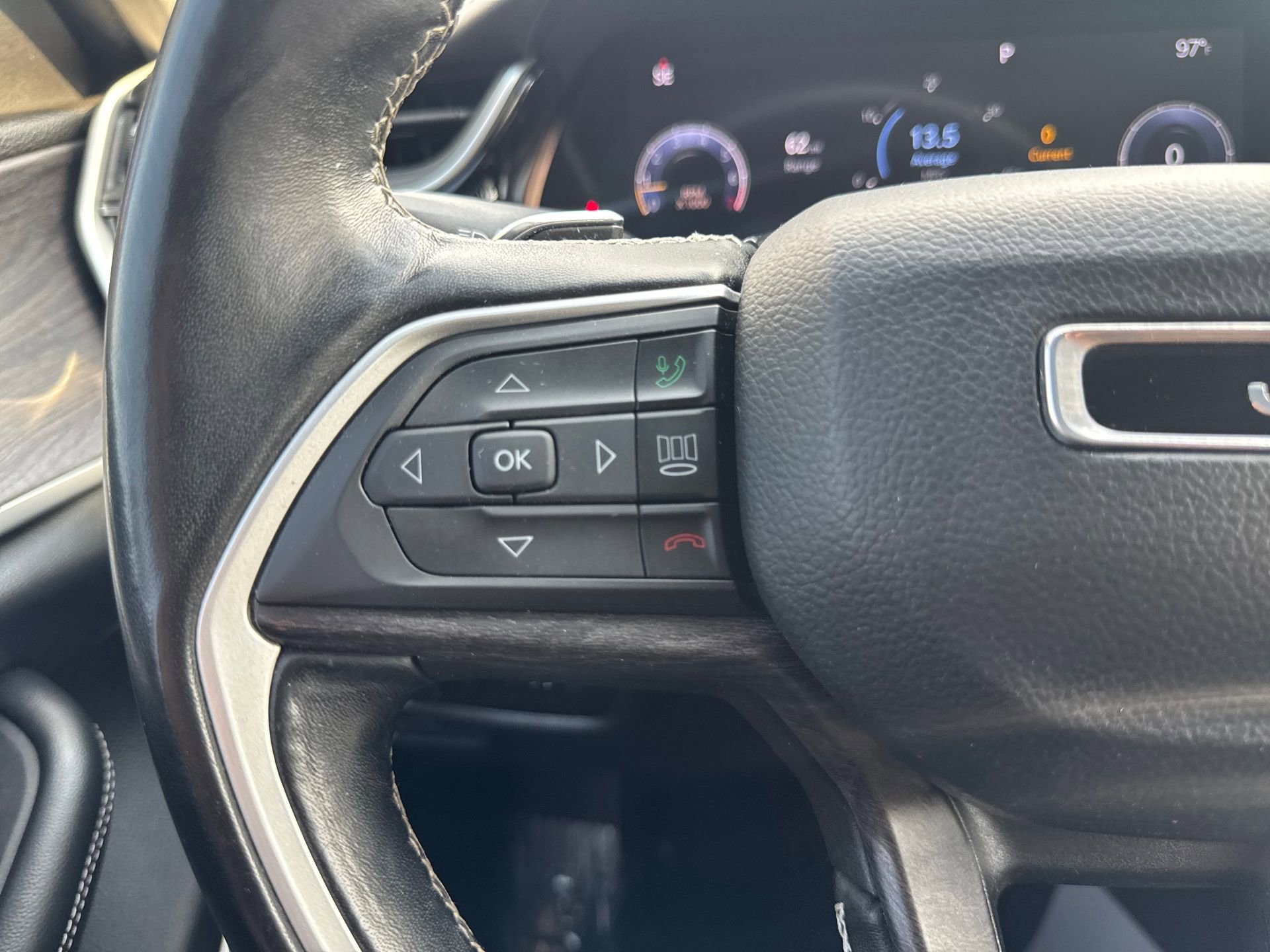 Used 2022 Jeep Grand Cherokee L Limited w/ Black Appearance Package image 35