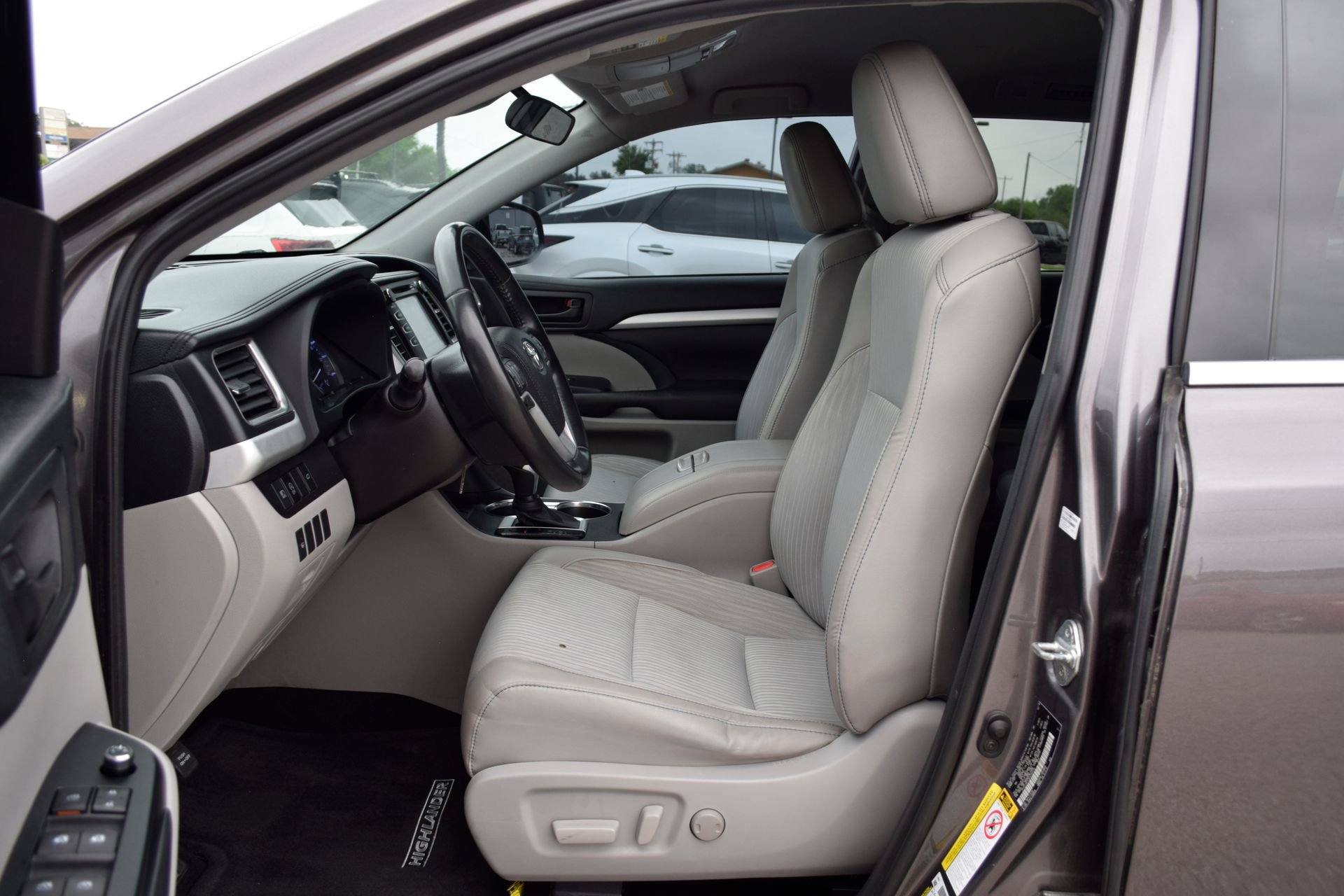 Used 2019 Toyota Highlander Plus FWD image 18