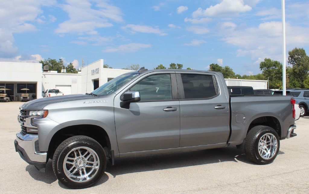 Used 2021 Chevrolet Silverado 1500 LT RWD image 2
