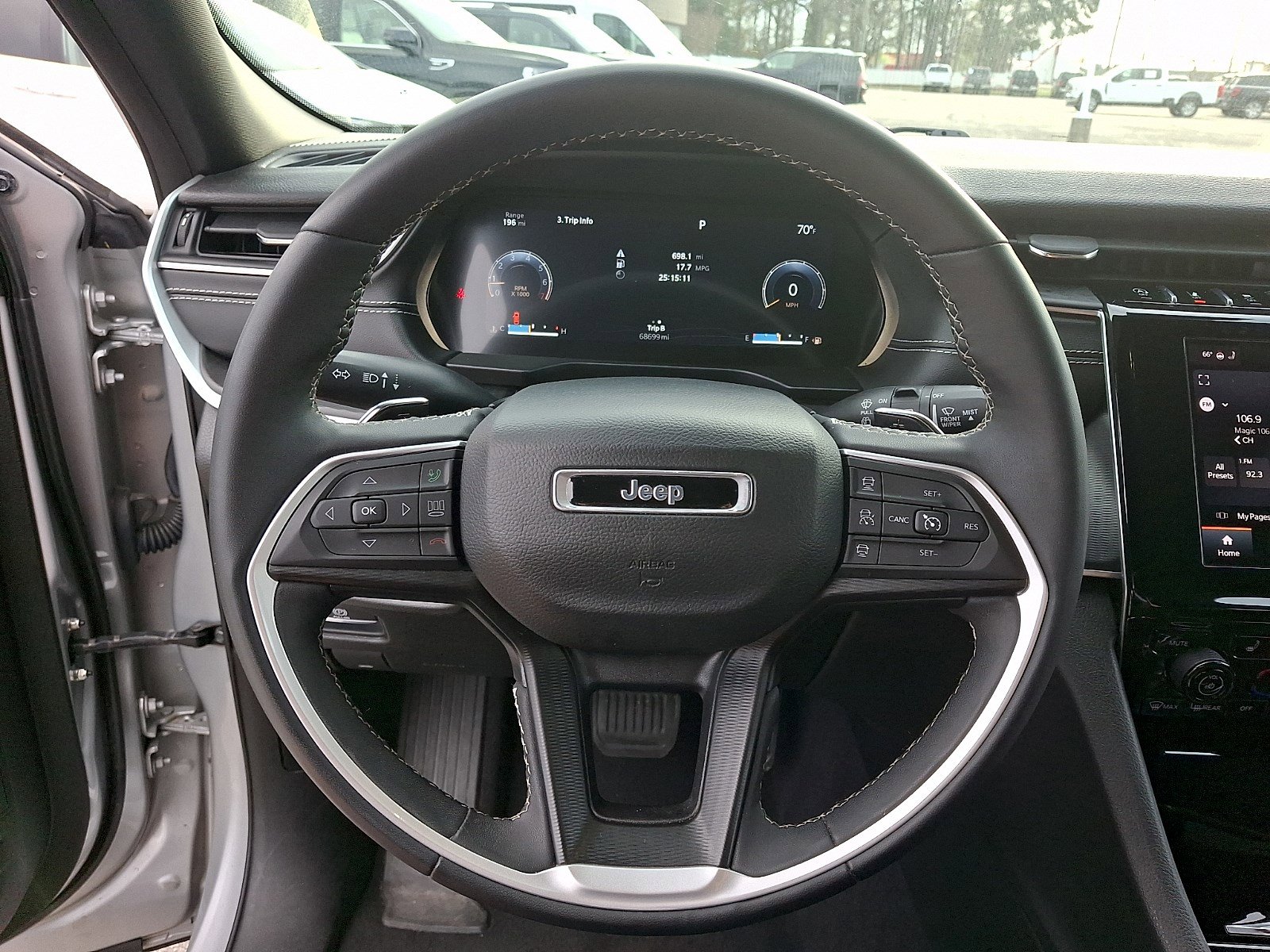 Used 2023 Jeep Grand Cherokee L Laredo image 18