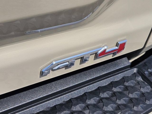 Used 2024 GMC Canyon AT4 w/ Technology Package AWD/4WD image 9
