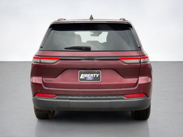 Used 2023 Jeep Grand Cherokee Altitude AWD/4WD image 4