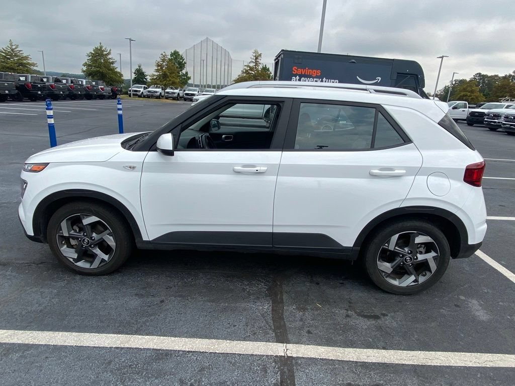 Used 2025 Hyundai Venue SEL FWD image 4