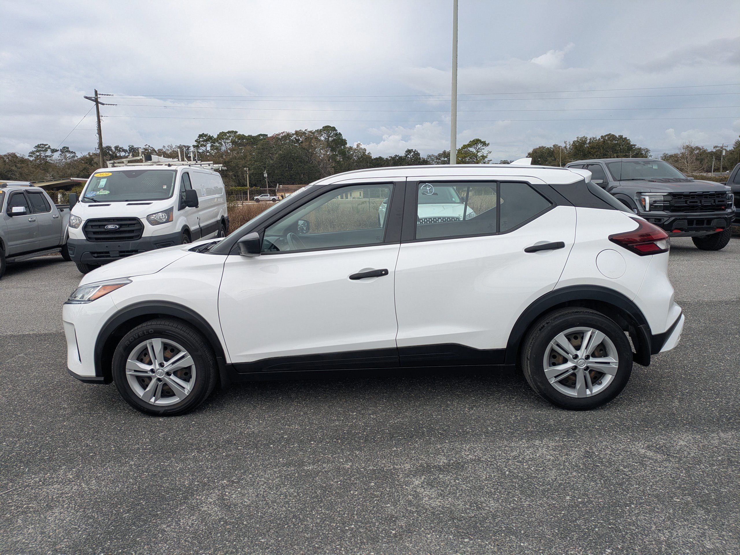 Used 2023 Nissan Kicks S image 2