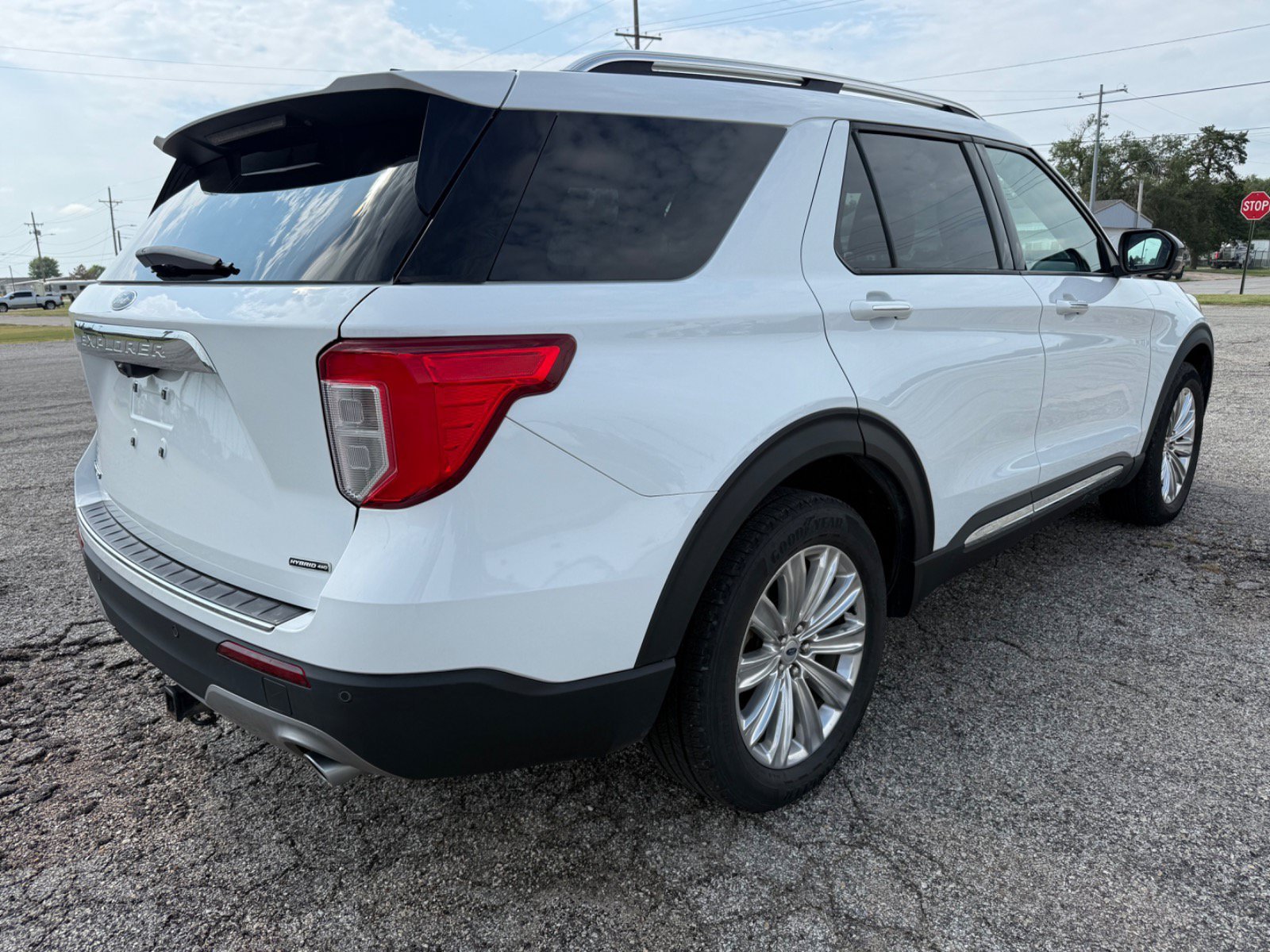 Certified 2021 Ford Explorer Limited w/ Hybrid Equipment Group 310A AWD/4WD image 3