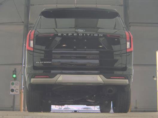 Certified 2025 Ford Expedition Platinum w/ Driver's Package AWD/4WD image 6