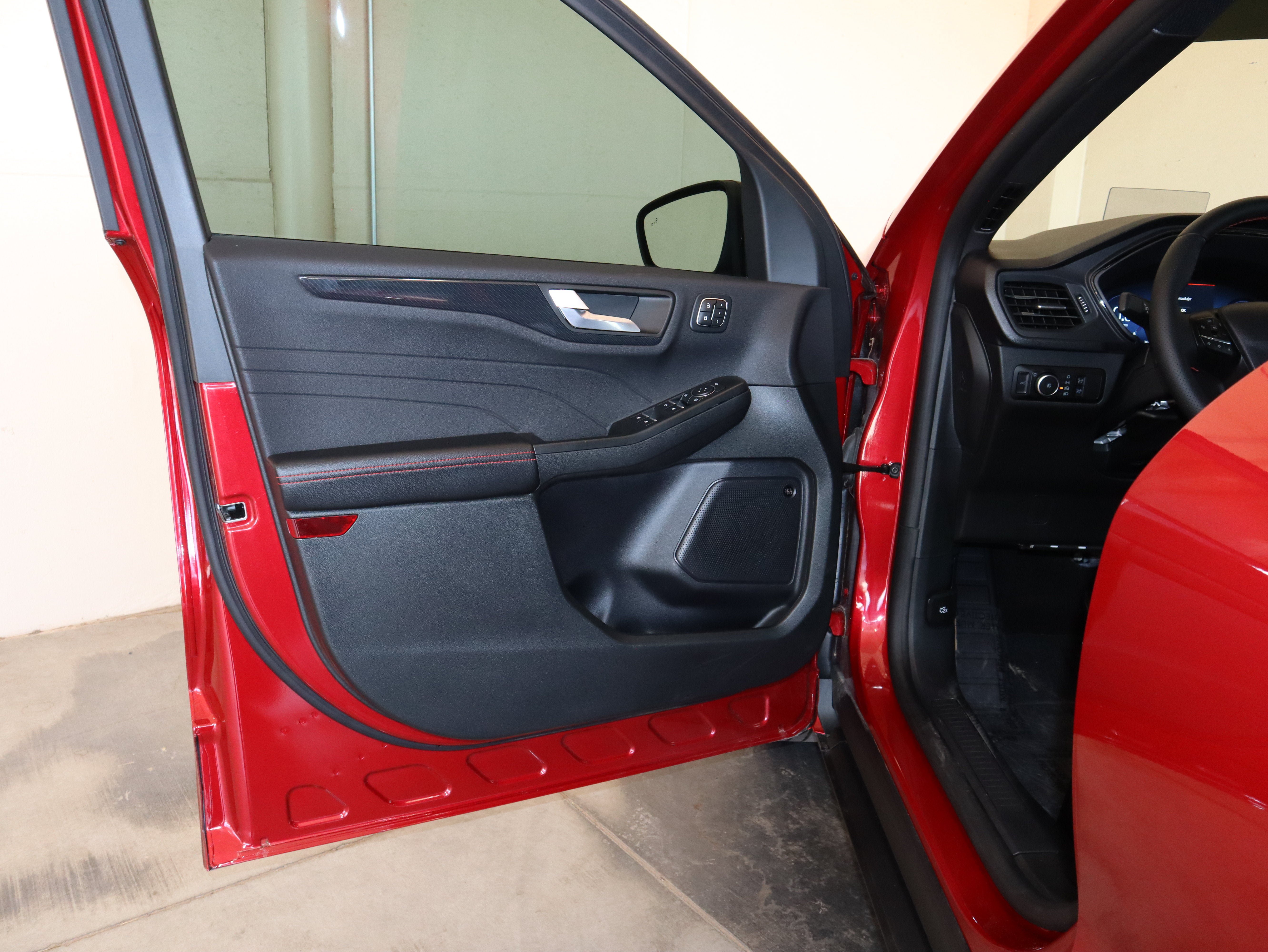 Certified 2025 Ford Escape ST-Line Elite w/ Premium Technology Package AWD/4WD image 30