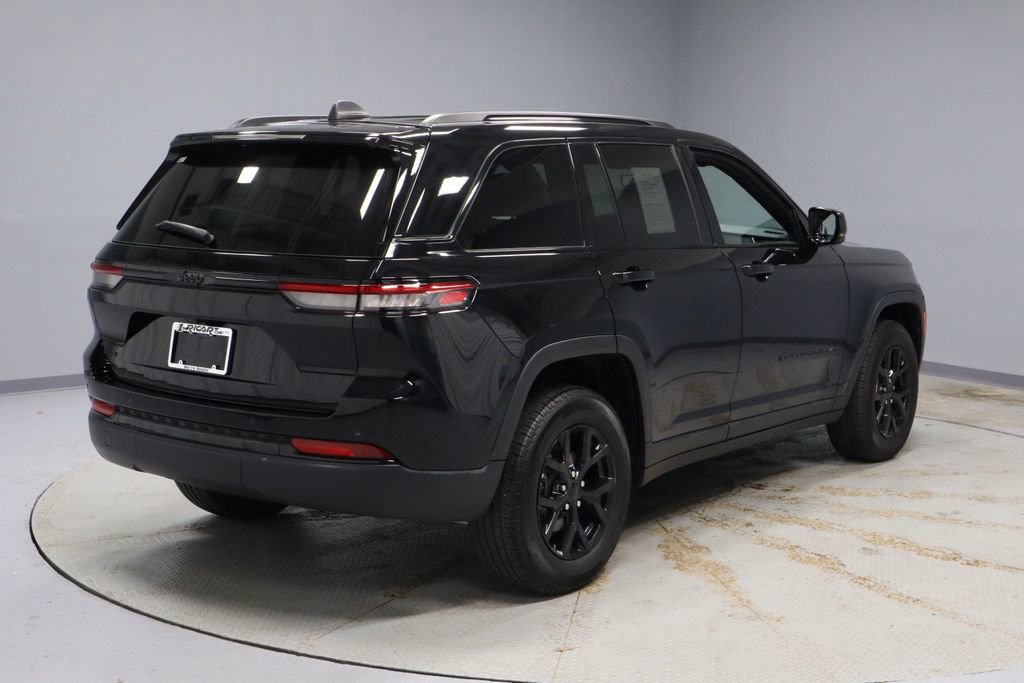 Used 2024 Jeep Grand Cherokee Altitude AWD/4WD image 11