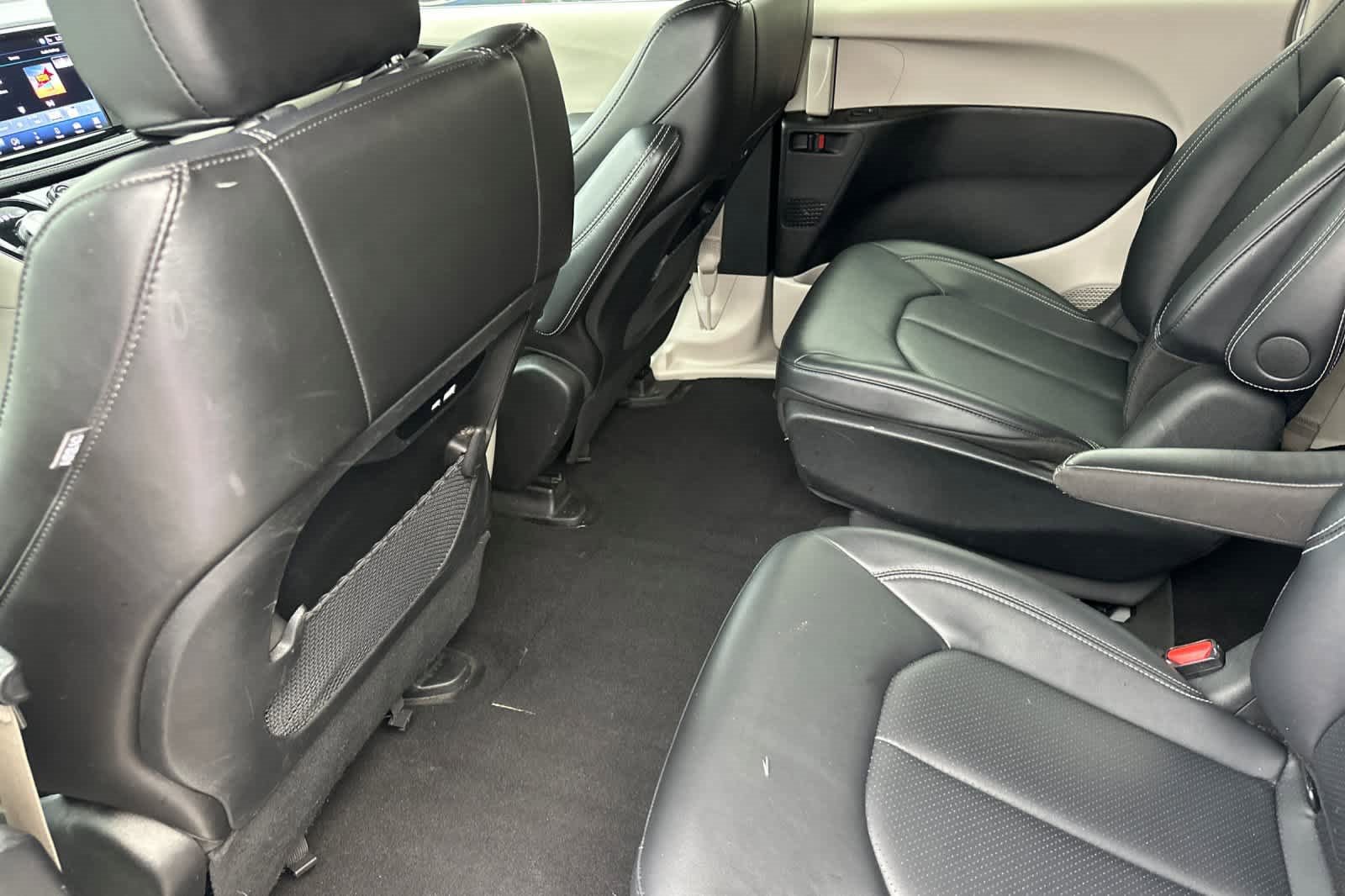 Used 2024 Chrysler Pacifica Select image 4