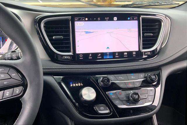 Used 2023 Chrysler Pacifica Limited w/ S Appearance Package image 8