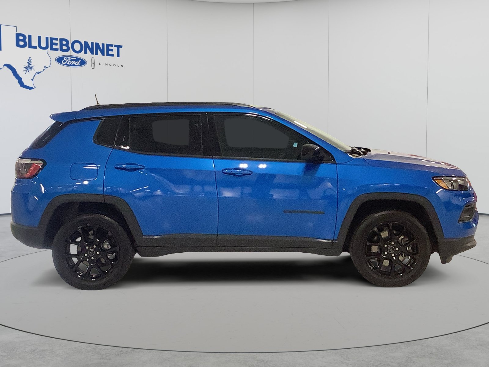 Used 2025 Jeep Compass Latitude w/ Altitude Special Edition AWD/4WD image 4