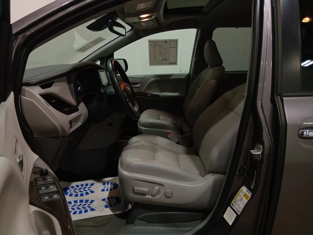 Used 2020 Toyota Sienna XLE image 19