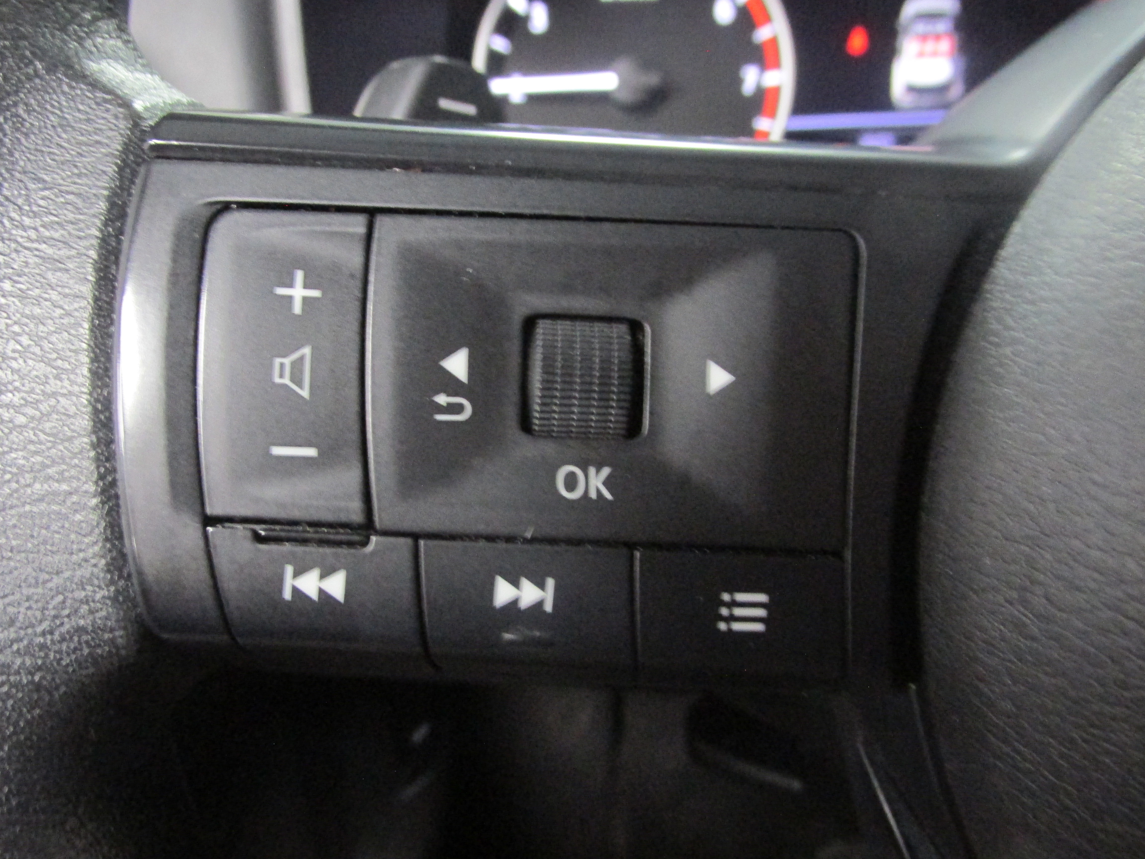 Used 2023 Nissan Rogue S AWD/4WD image 31