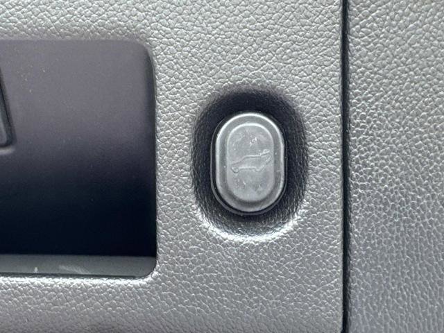 Used 2017 Chevrolet Suburban LT RWD image 15