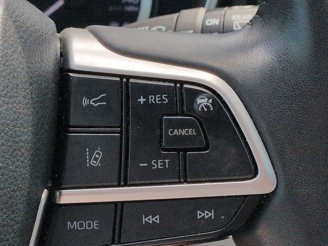 Used 2024 Toyota Highlander XLE AWD/4WD image 25