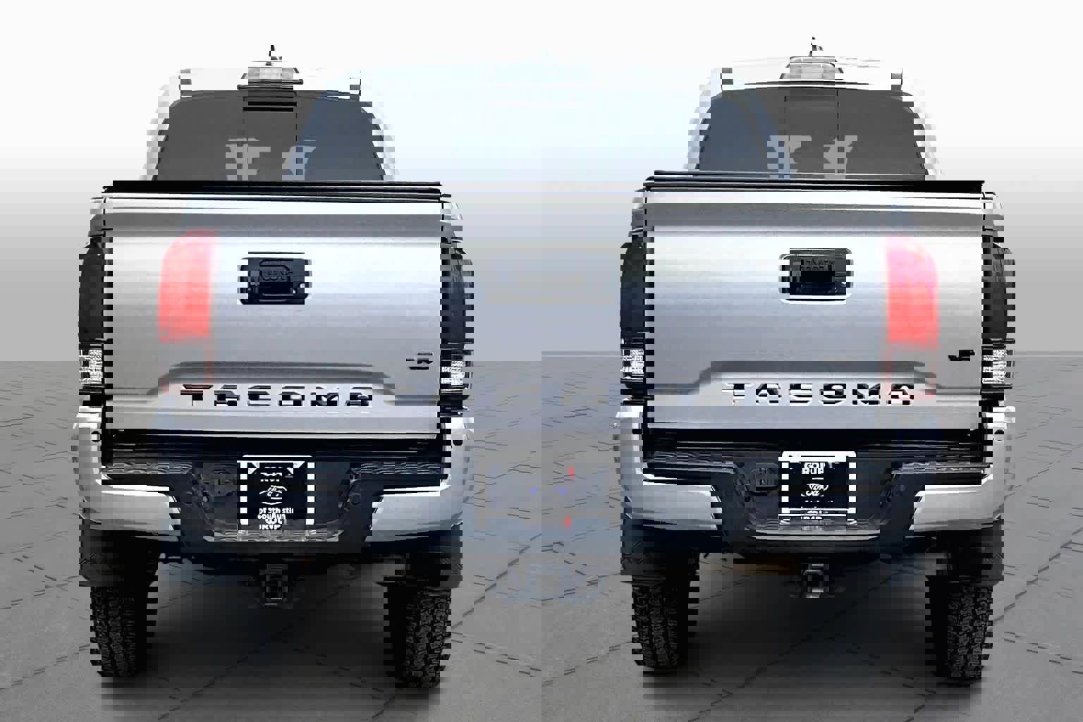 Used 2018 Toyota Tacoma TRD Off-Road image 2