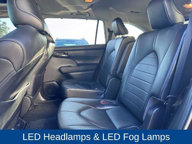 Used 2021 Toyota Highlander XLE image 19