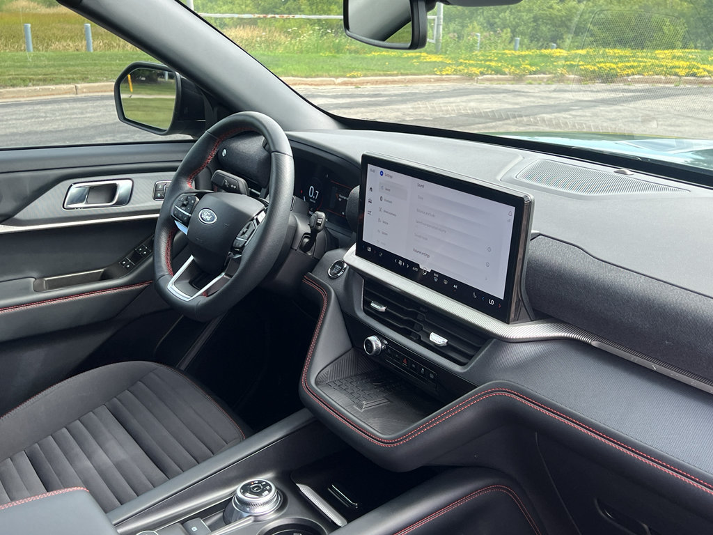 Certified 2025 Ford Explorer ST-Line w/ ST-Line Street Pack AWD/4WD image 28
