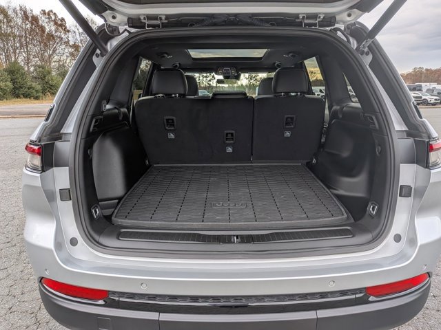 Used 2025 Jeep Grand Cherokee Limited w/ Black Appearance Package image 32