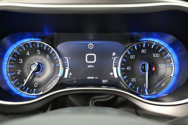 Used 2023 Chrysler Pacifica Touring-L FWD image 5