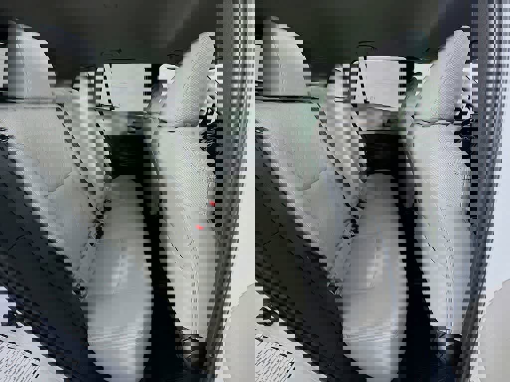 Used 2022 Toyota Corolla Cross LE image 31