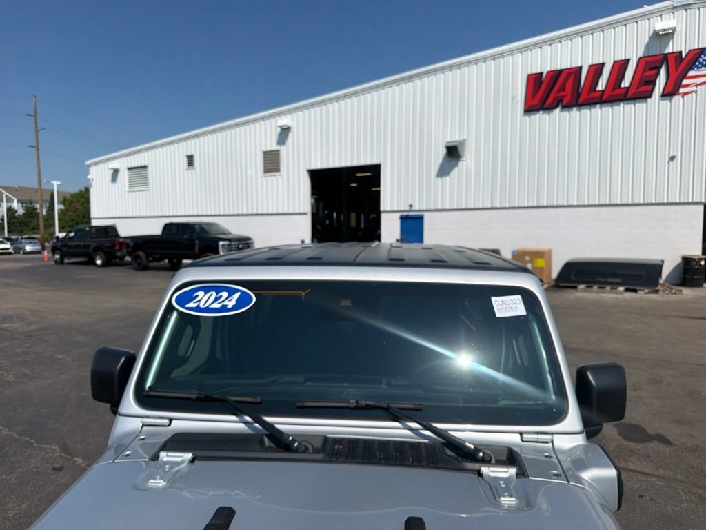 Used 2024 Jeep Wrangler Unlimited w/ Convenience Group AWD/4WD image 18